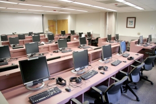 Объёмы поставок компьютеров в российские школы не сократятся