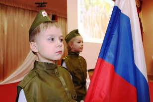 Две трети россиян одобряет курс на усиление патриотического воспитания