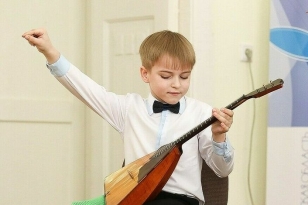 В школах должны учить играть на народных инструментах!